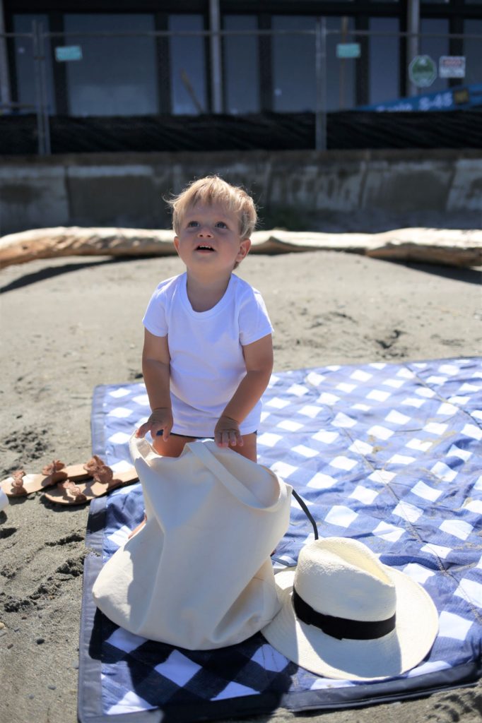 Here's what I pack for a fun beach day with a toddler. It covers everything from sunscreen to snack time. If you need a quick and easy beach day checklist, this should have you set to go for a day at the beach with your kids. This beach day essentials list never fails #beachday #toddlerlife
