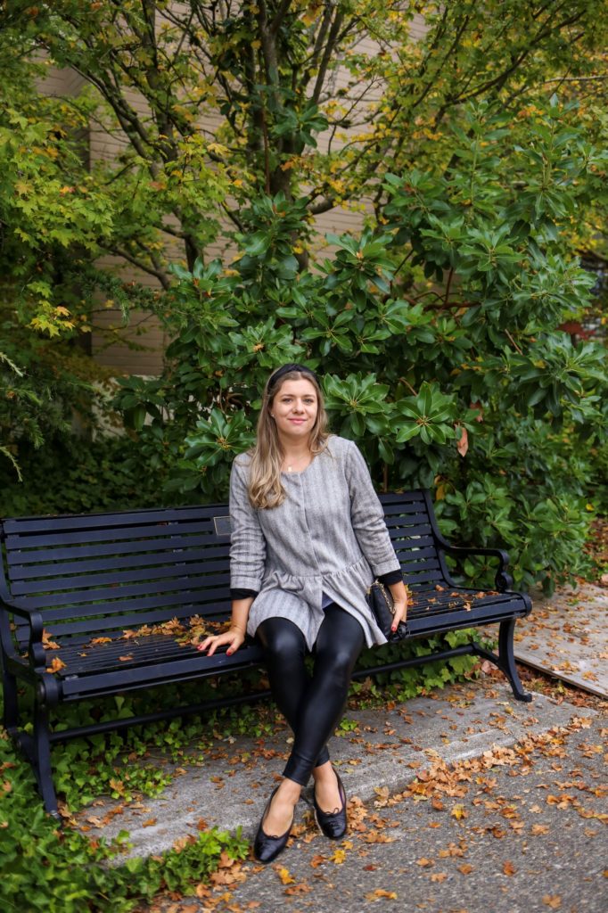 Here is a Commando faux leather leggings outfit for fall. It's a preppy fall outfit that has a little edge to it. You can also weigh in on the Spanx vs Commando faux leather leggings debate and why one is better than the other. #fallfashion #fauxleatherleggings #falloutfitidea