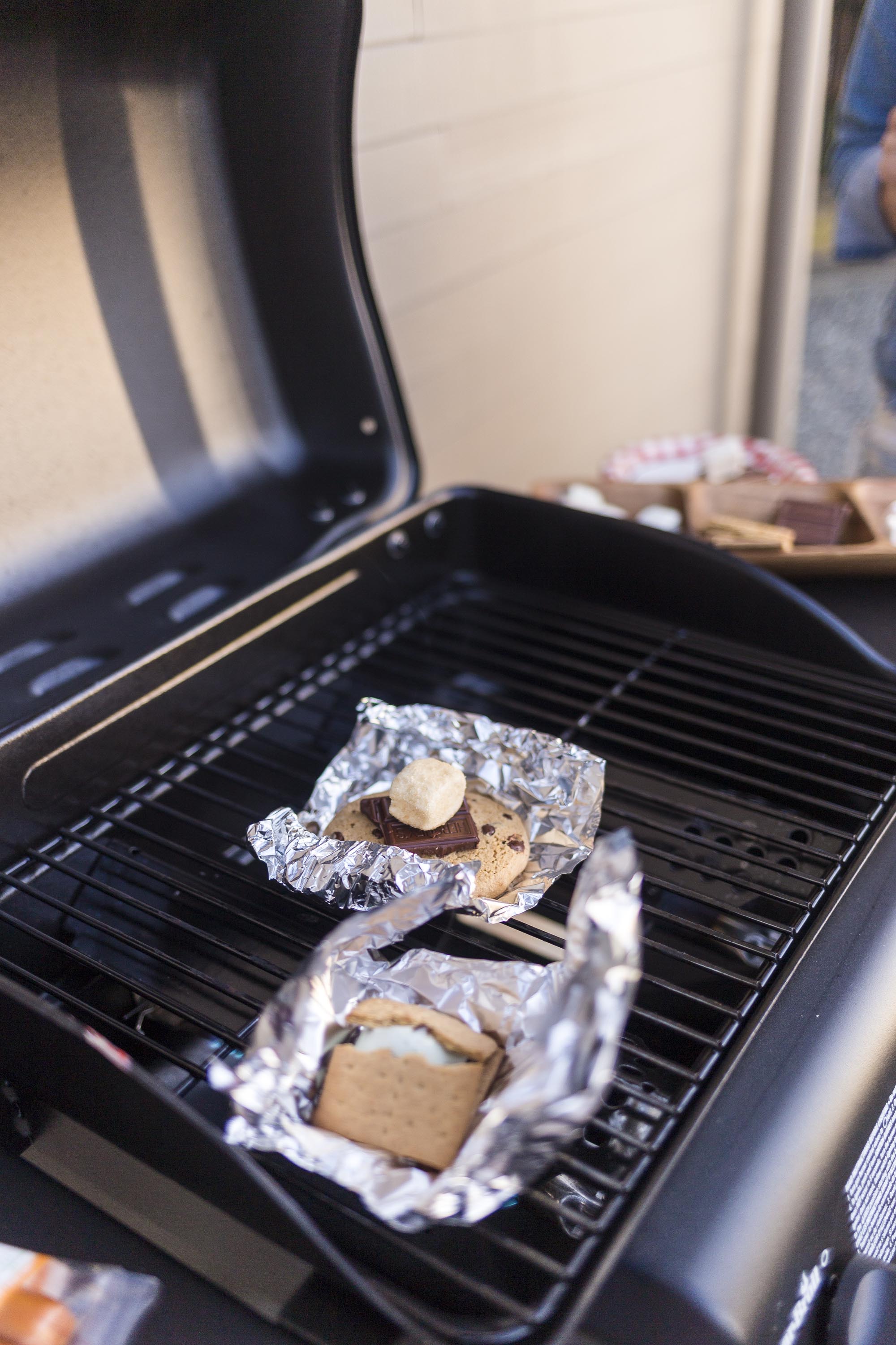 offentlig Sobriquette Placeret How to Make S'mores on the Grill - Northwest Blonde