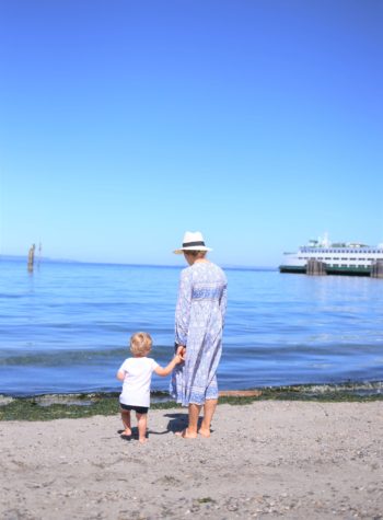 Here's what I pack for a fun beach day with a toddler. It covers everything from sunscreen to snack time. If you need a quick and easy beach day checklist, this should have you set to go for a day at the beach with your kids. This beach day essentials list never fails #beachday #toddlerlife