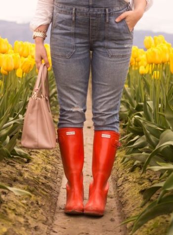 Have you thought about buying the popular and expensive Hunter boots? Well here is everything you need to know before your buy a pair of Hunter rain boots. This Hunter boots review will go over Hunter boot sizing, price, colors, styles, and other need to know information all in one place #fallfashion #hunterboots #rainboots