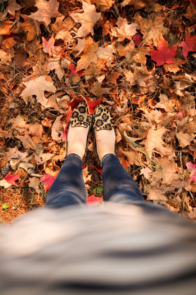 You'll love fall in this cozy fall outfit. A chunky knit sweater is ideal for when the temperature dips below 60 degrees. Get all the details of this easy fall outfit by clicking through or save if for fall outfit inspiration later #fallfashion #falloutfitidea